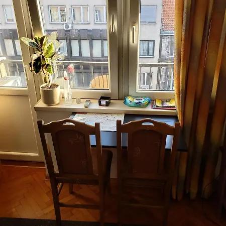 Cozy In Appartment, With Shared Bathroom,downtown Homestay